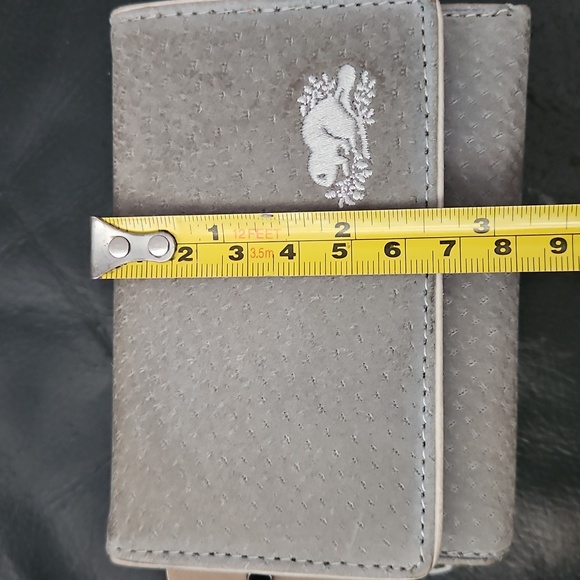 Roots 100% Leather Textured Gray Tri-fold Wallet with White Roots Logo Full Zip - Picture 9 of 10